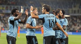 Uprostred vpravo Roman Čerepkai (Slovan) sa teší z gólu 