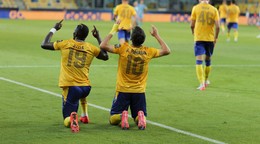 Vľavo Alioune Sylla (DAC) a jeho spoluhráč Ammar Ramadan sa tešia z gólu v zápase DAC - Slovan Bratislava.