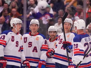 Matt Boldy oslavuje so spoluhráčmi gól počas zápasu USA - Francúzsko na MS v hokeji 2024. 