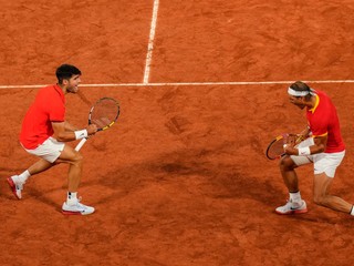 Carlos Alcaraz (vľavo) a Rafael Nadal počas zápasu štvorhry na OH 2024 v Paríži.