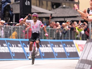 Ekvádorský cyklista Richard Carapaz oslavuje víťazstvo v 11. etape Giro d'Italia 2025.