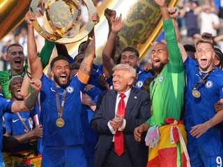 Prezident Donald Trump na pódiu počas osláv FC Chelsea po triumfe na MS klubov 2025.