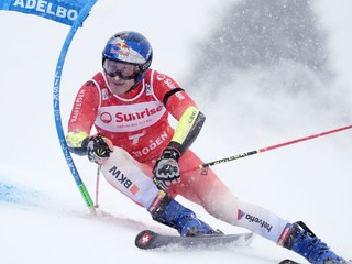 Marco Odermatt počas obrovského slalomu v Adelbodene.