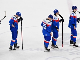Slovenskí hokejisti po prehre s USA v semifinále ZOH 2026.