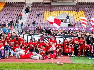 Hráči Banskej Bystrice sa tešia z postupu.