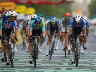 Jasper Philipsen a Mathieu van der Poel v závere 21. etapy na Tour de France 2026.