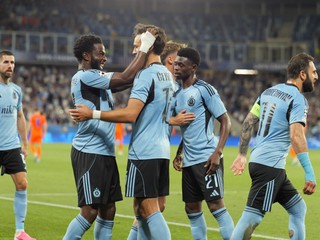 Uprostred vpravo Roman Čerepkai (Slovan) sa teší z gólu na 1:0 počas prvého zápasu play off Ligy majstrov vo futbale ŠK Slovan Bratislava - NK Celje.