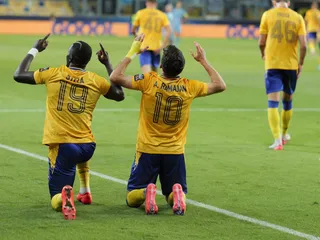 Vľavo Alioune Sylla (DAC) a jeho spoluhráč Ammar Ramadan sa tešia z gólu v zápase DAC - Slovan Bratislava.