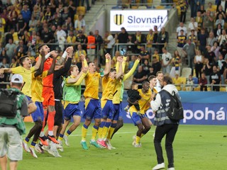 Na snímke hráči FC DAC 1904 Dunajská Streda sa tešia z víťazstva 2:0 po zápase 7. kola futbalovej Niké ligy FC DAC 1904 Dunajská Streda - ŠK Slovan Bratislava.