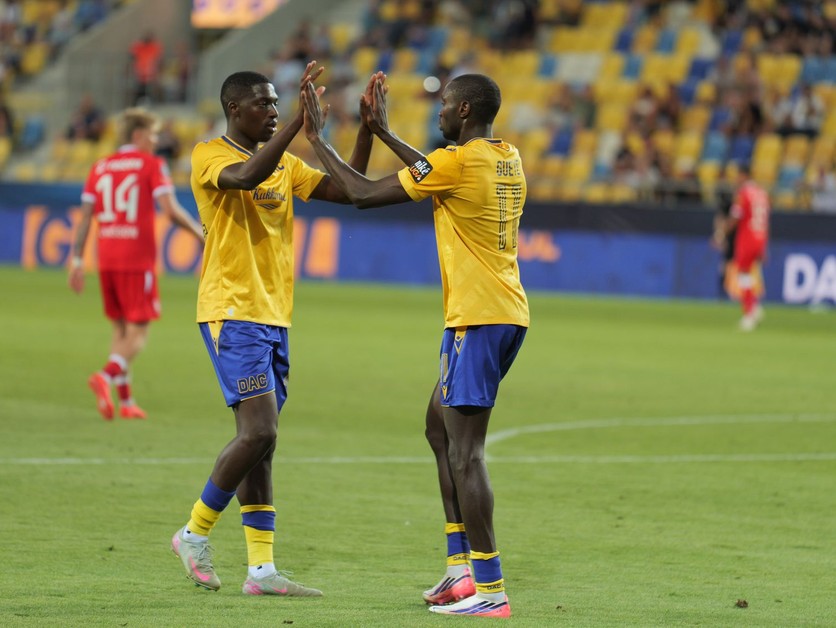Samsindin Ouro (DAC, vľavo) sa teší z gólu, ktorý strelil jeho spoluhráč Adbouulaye Gueye (vpravo) počas odvetného zápasu 3. predkola Konferenčnej ligy vo futbale FC DAC 1904 Dunajská Streda - FC Twente Enschede.