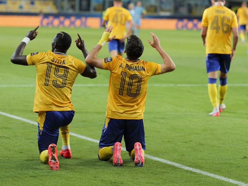 Vľavo Alioune Sylla (DAC) a jeho spoluhráč Ammar Ramadan sa tešia z gólu v zápase DAC - Slovan Bratislava.