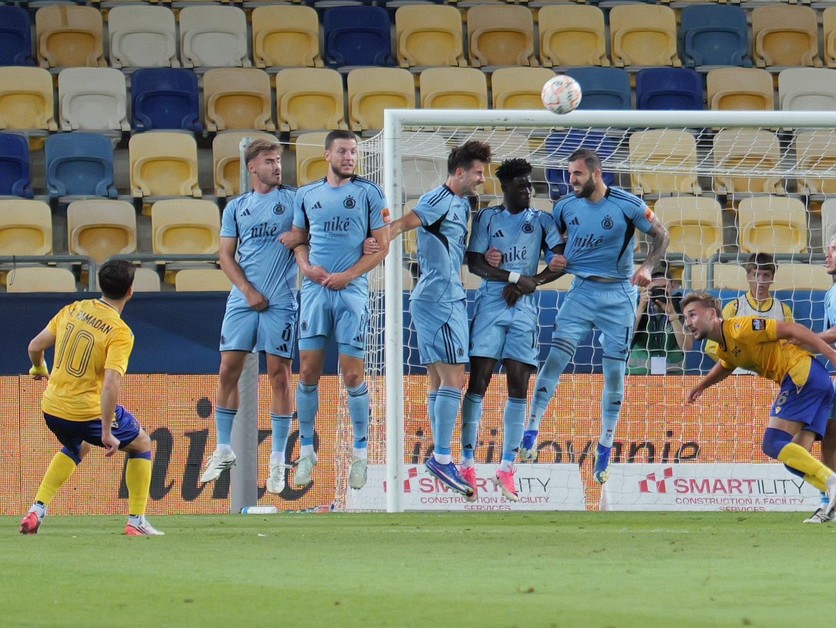 Na snímke hráč Ammar Ramadan (DAC) strieľa počas zápasu 7. kola futbalovej Niké ligy FC DAC 1904 Dunajská Streda - ŠK Slovan Bratislava.