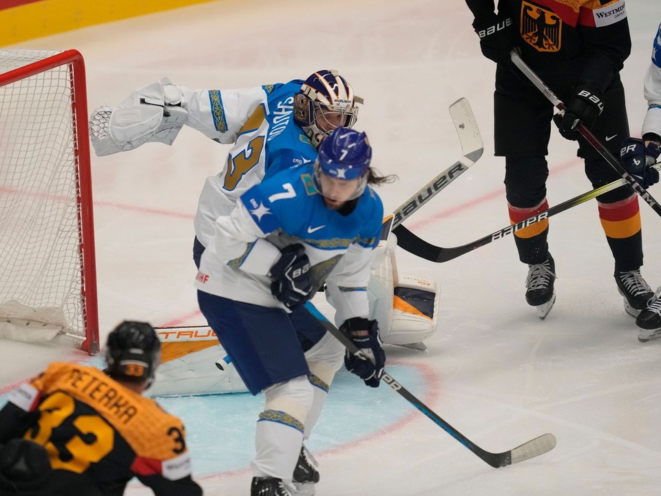 Maksymilian Szuber, dáva úvodný gól počas zápasu Nemecko - Kazachstan na MS v hokeji 2024.