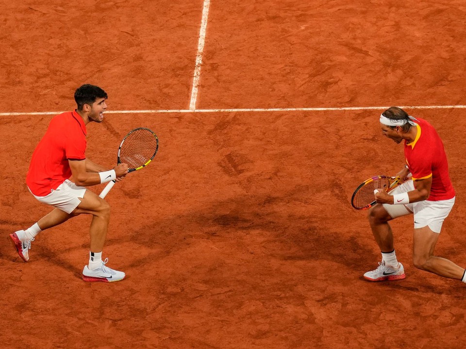 Carlos Alcaraz (vľavo) a Rafael Nadal počas zápasu štvorhry na OH 2024 v Paríži.