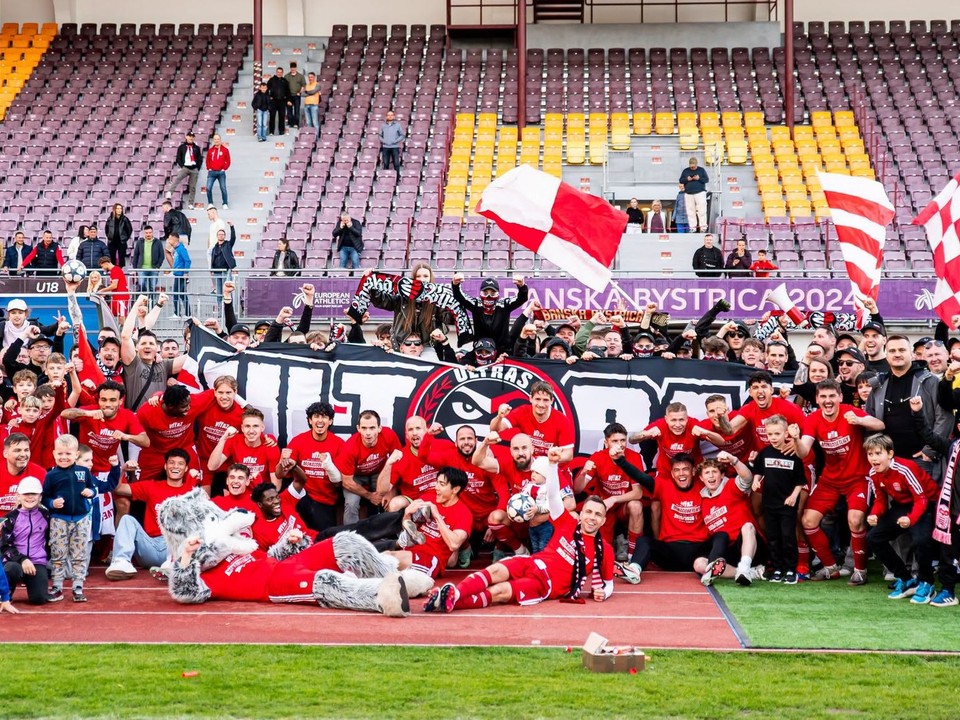 Hráči Banskej Bystrice sa tešia z postupu.