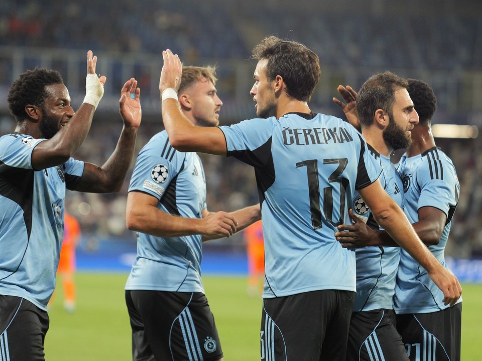 Uprostred vpravo Roman Čerepkai (Slovan) sa teší z gólu