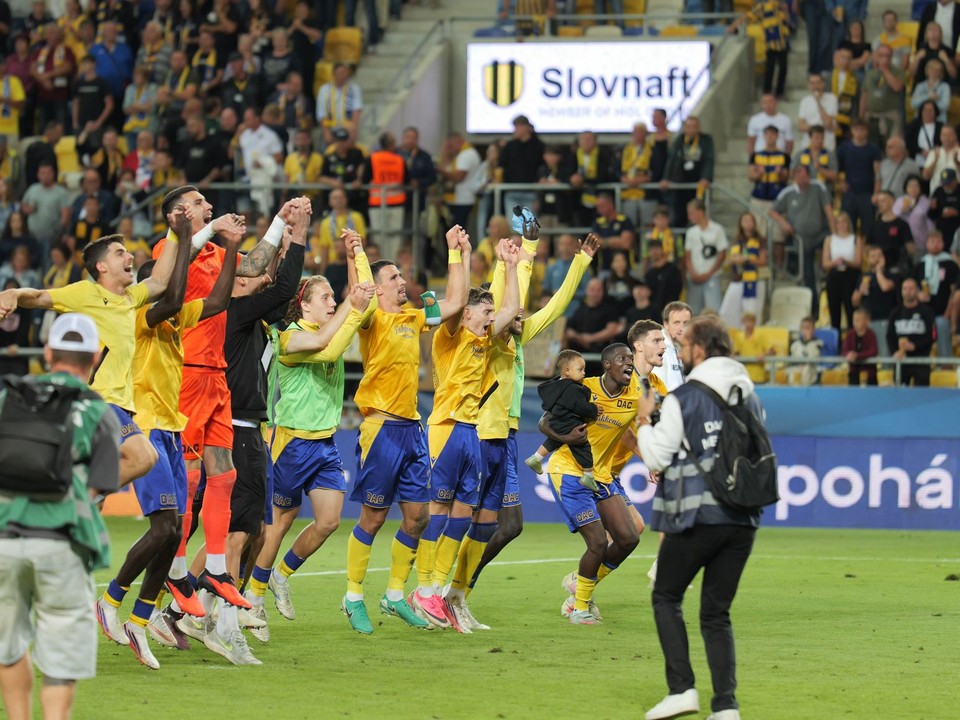 Na snímke hráči FC DAC 1904 Dunajská Streda sa tešia z víťazstva 2:0 po zápase 7. kola futbalovej Niké ligy FC DAC 1904 Dunajská Streda - ŠK Slovan Bratislava.