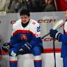 Smútok hráčov Slovenska po prehre vo finálovom zápase medzi Slovenskom a Švédskom na hokejových majstrovstvách sveta hráčov do 18 rokov v Trenčíne.