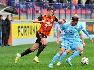 Martin Boďa (vľavo) v súboji s obrancom Vasilom Božikovom.