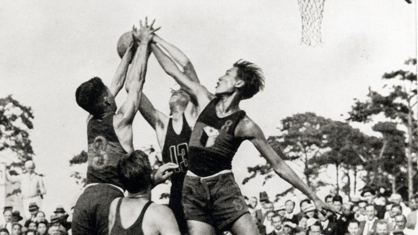 Basketbalový turnaj pod holým nebom na OH 1936 v Berlíne.