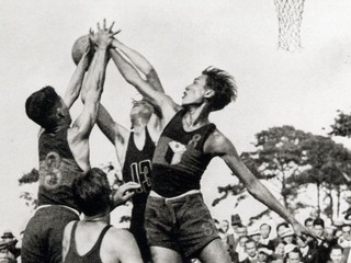 Basketbalový turnaj pod holým nebom na OH 1936 v Berlíne.