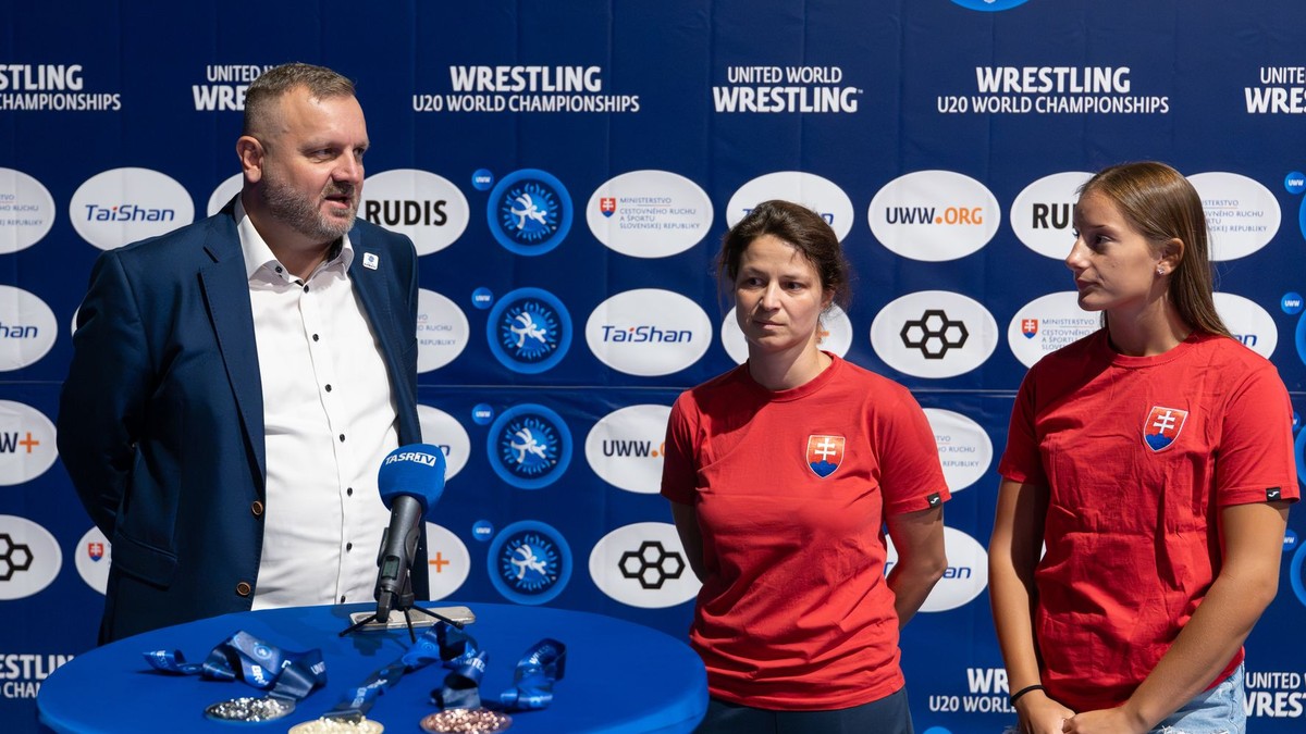 Na snímke zľava prezident Slovenského zápasníckeho zväzu Ján Karšňák, trénerka slovenskej reprezentácie žien v zápasení Agata Strzelczyk a slovenská reprezentantka v zápasení Michaela Šeböková.