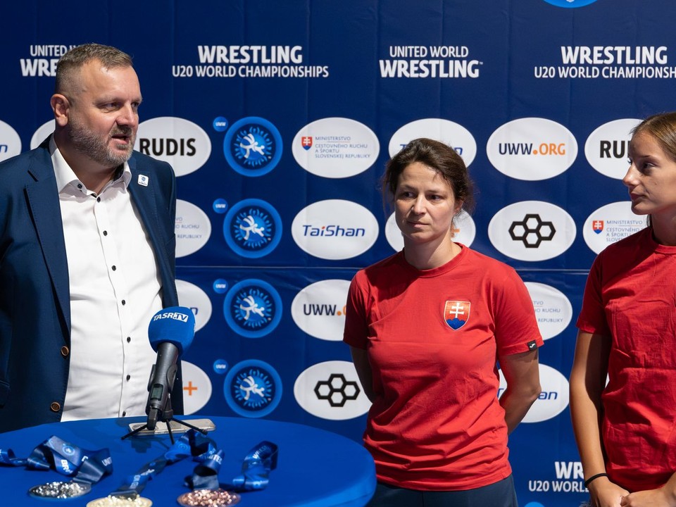 Na snímke zľava prezident Slovenského zápasníckeho zväzu Ján Karšňák, trénerka slovenskej reprezentácie žien v zápasení Agata Strzelczyk a slovenská reprezentantka v zápasení Michaela Šeböková.