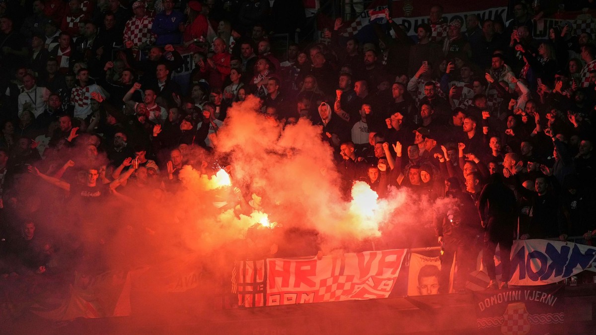 Po zápase Francúzsko - Chorvátsko zatkli 8 osôb, ktoré predvádzali nacistické pozdravy