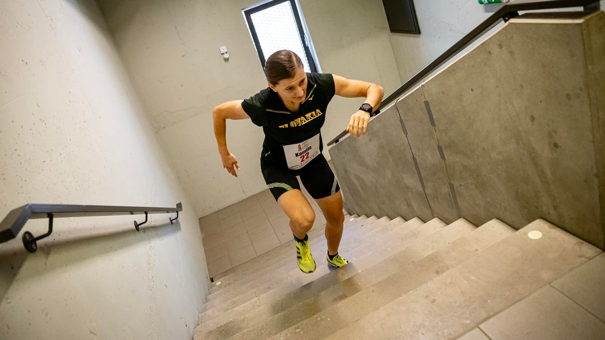 Behá na vrcholy mrakodrapov, je v svetovej špičke. Jej zážitky zaujali aj väzňov v Leopoldove