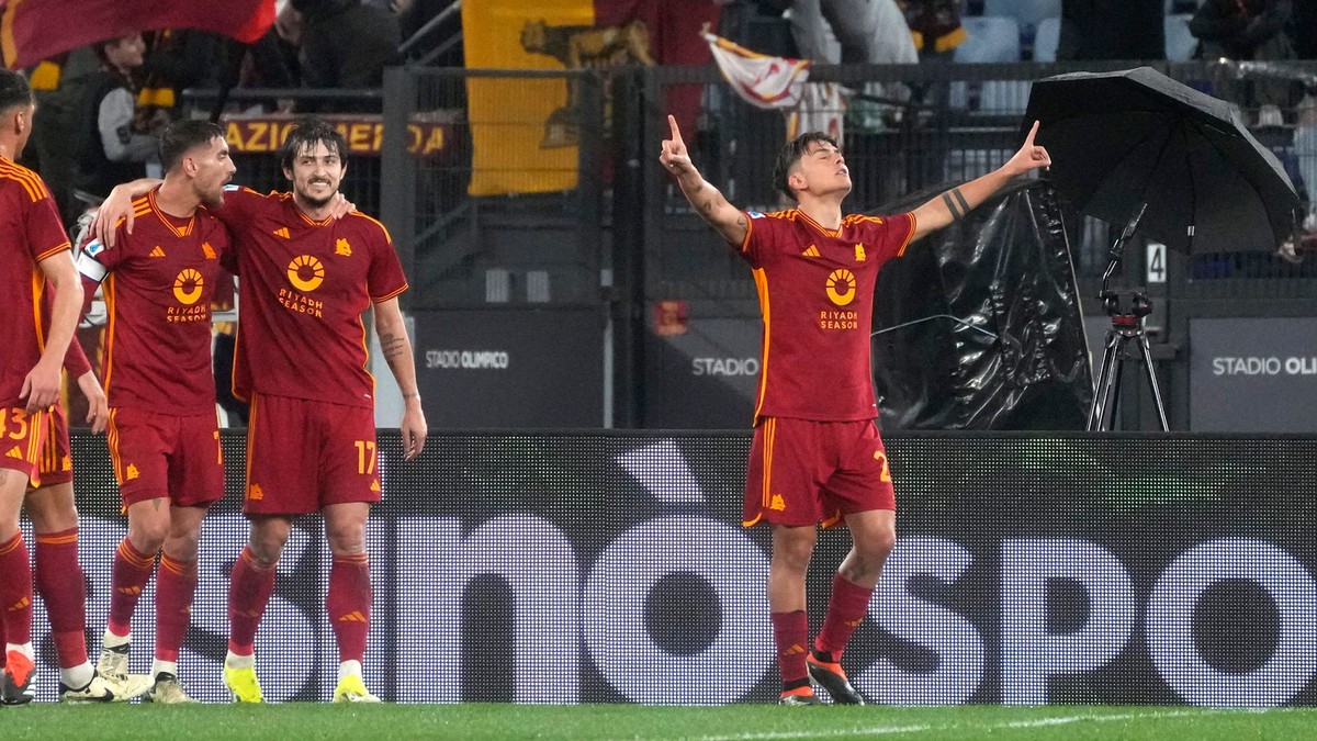 Paulo Dybala sa teší po strelenom góle v drese AS Rím.