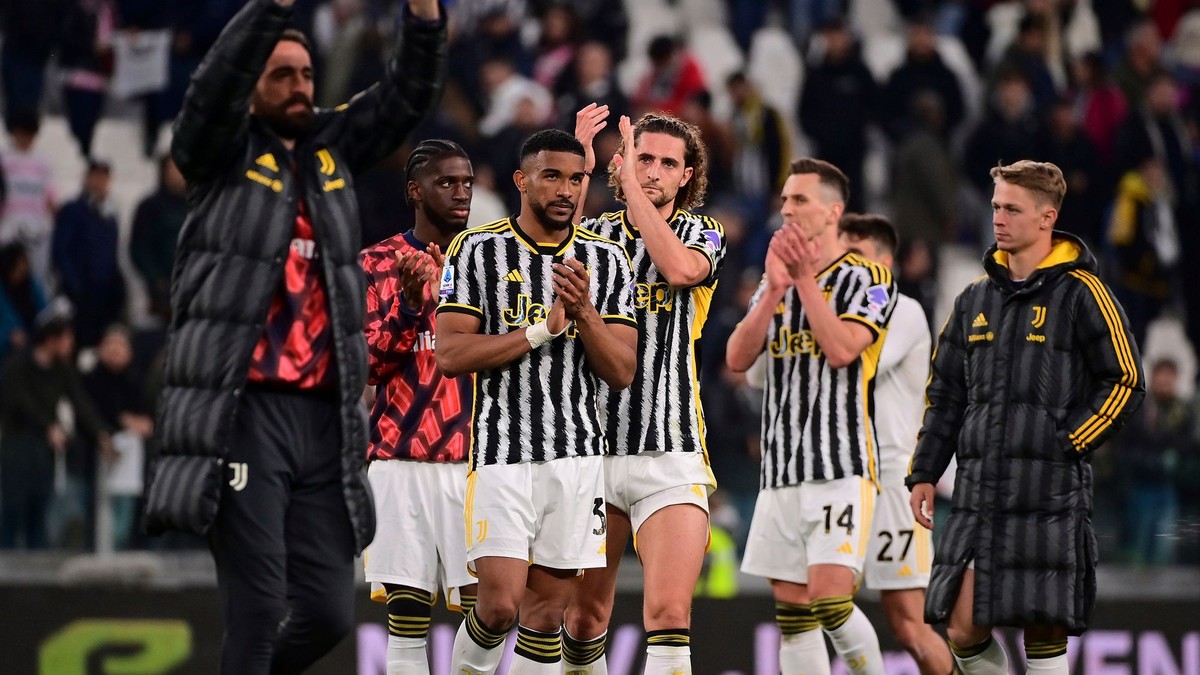 Juventus' players acknowledge fans at the end of a Serie A soccer match between Juventus and Milan at the Allianz Stadium in Turin, Italy, Saturday, April 27, 2024. (Marco Alpozzi/LaPresse via AP)

- xserieax