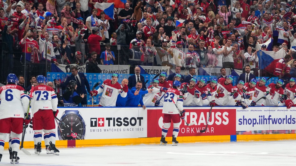 Lukáš Sedlák oslavuje gól v zápase Česko - Veľká Británia na MS v hokeji 2024. 