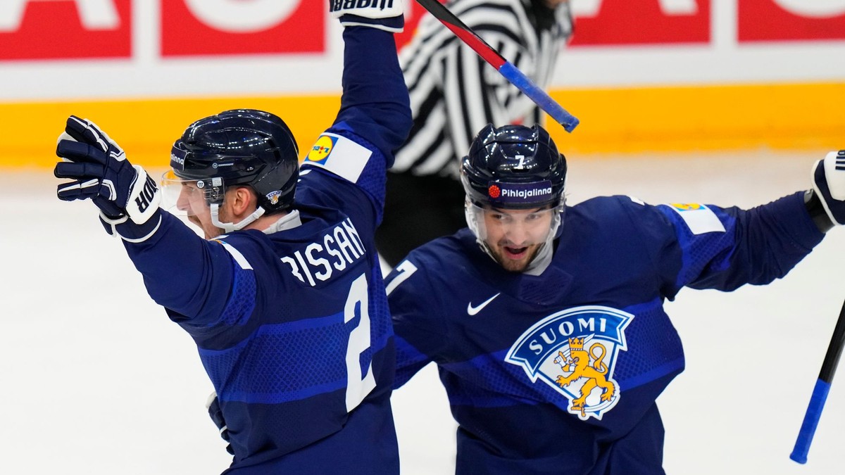 Gólové oslavy Rasmusa Rissanena a Oliwera Kaskiho v zápase Fínsko - Dánsko na MS v hokeji 2024.