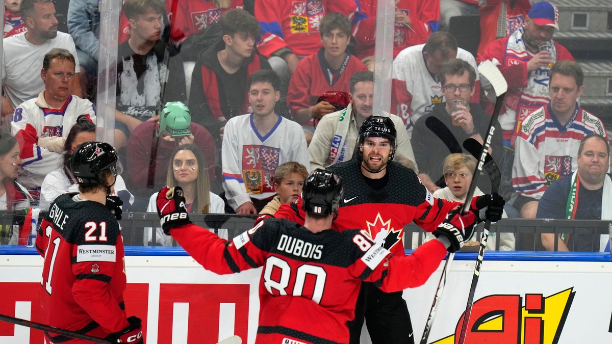 Brandon Hagel oslavuje gól so spoluhráčmi v zápase Kanada - Česko na MS v hokeji 2024. 