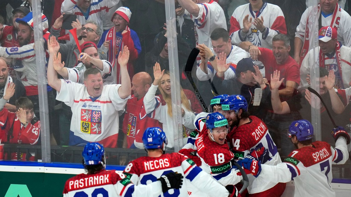 Roman Červenka (v pozadí) oslavuje so spoluhráčmi a fanúšikmi po tom, ako strelil tretí gól v zápase Česko - Kanada.