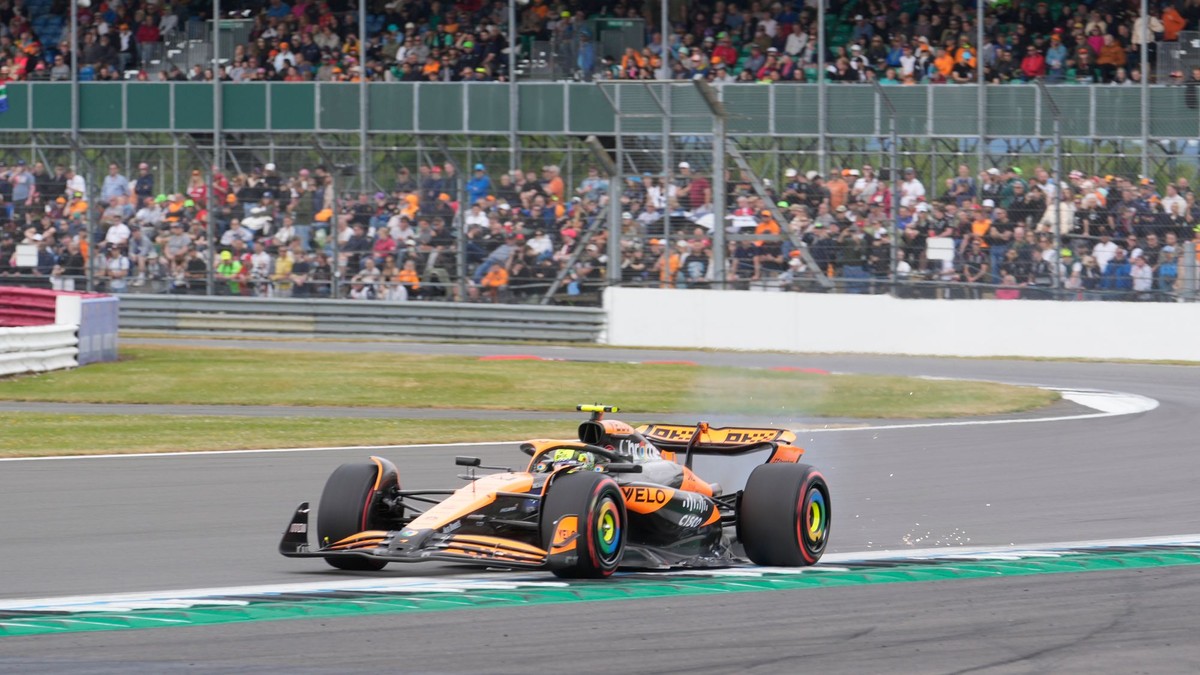 Lando Norris na McLarene počas prvého tréningu na Veľkú cenu Veľkej Británie 2024.
