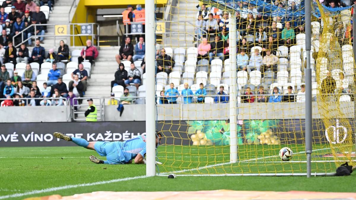 Brankár Dávid Šípoš inkasuje gól  po strele Lukáša Štetinu v zápase 7. kola Niké ligy FC Košice - FC Spartak Trnava 