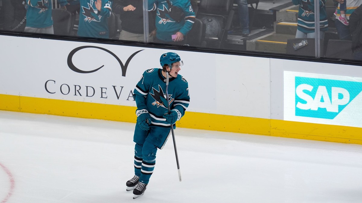 Macklin Celebrini v drese San Jose Sharks.