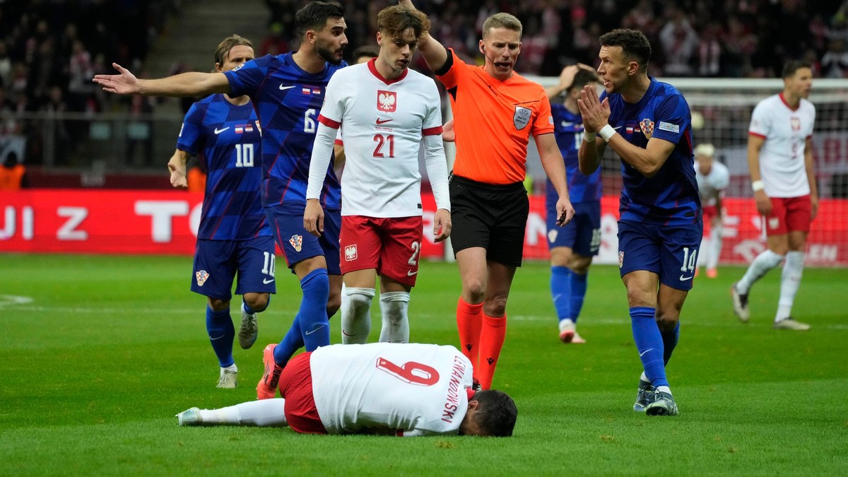 Rozhodca vylúčil Livakoviča po faule na Lewandowskeho.