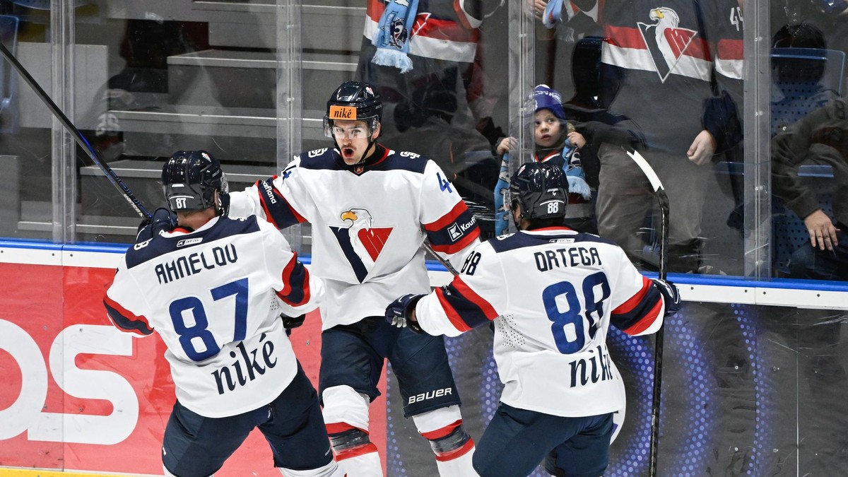 Radosť hráčov Slovana po strelení gólu počas 18. kola hokejovej Tipos extraligy HC Slovan Bratislava - HKM Zvolen.