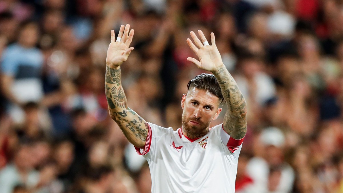 Na archívnej snímke z 26. mája 2024 v Seville hráč Sevilly Sergio Ramos gestikuluje počas zápasu špenielskej La Ligy proti FC Barcelone.