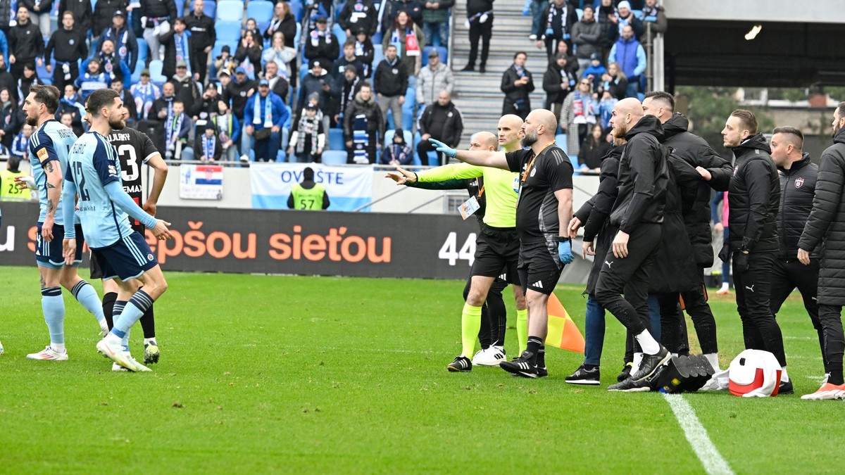 Emócie počas zápasu ŠK Slovan Bratislava - FC Spartak Trnava v 2. kole skupiny o titul v Niké lige.