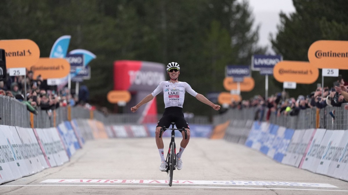 Juan Ayuso z tímu UAE Team Emirates vyhral 6. etapu na Tirreno-Adriatico 2025.