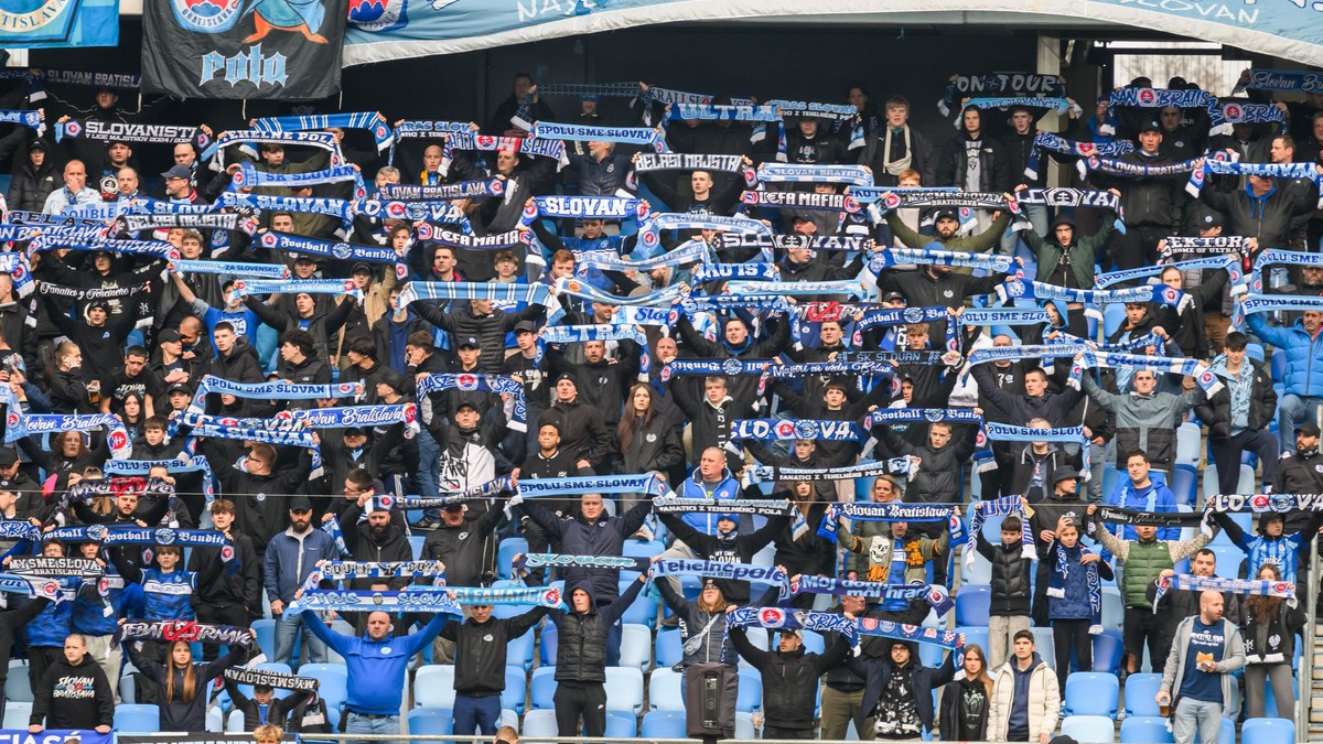 Fanúšikovia Slovana počas duelu ŠK Slovan Bratislava - FC Spartak Trnava v 1. zápase semifinále Slovnaft Cupu.