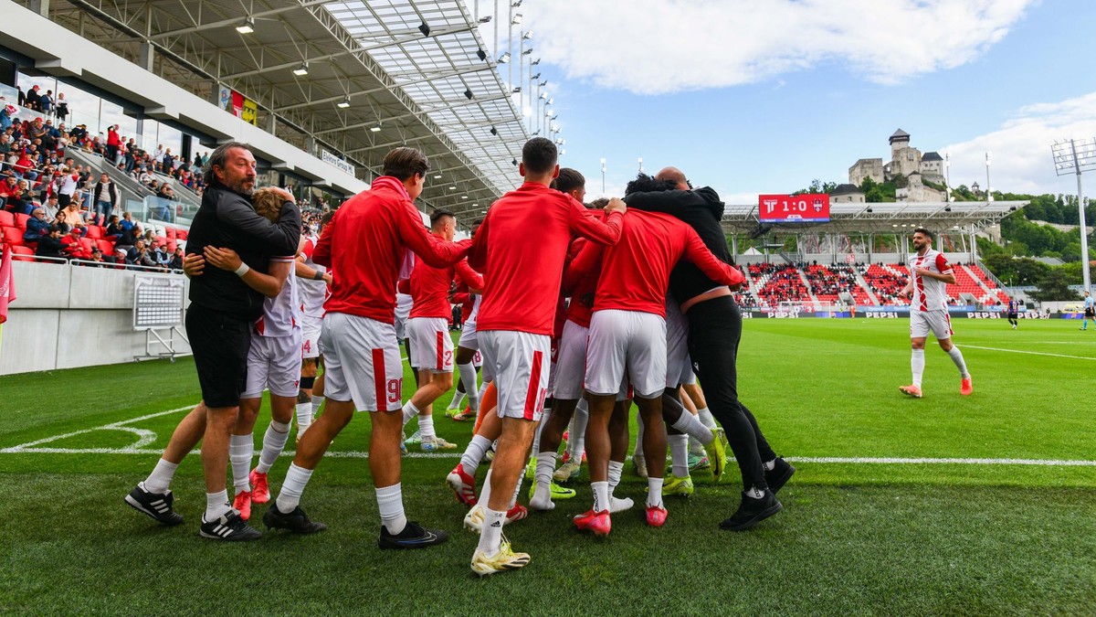Futbalisti AS Trenčín oslavujú gól v baráži.