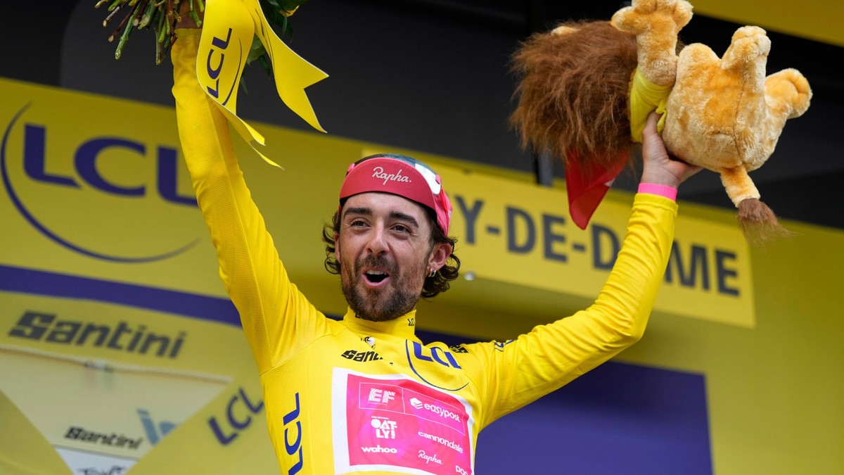 Ben Healy z EF Education - EasyPost v žltom drese po 10. etape na Tour de France 2025.