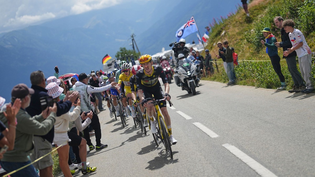 Cyklisti počas Tour de France 2025.