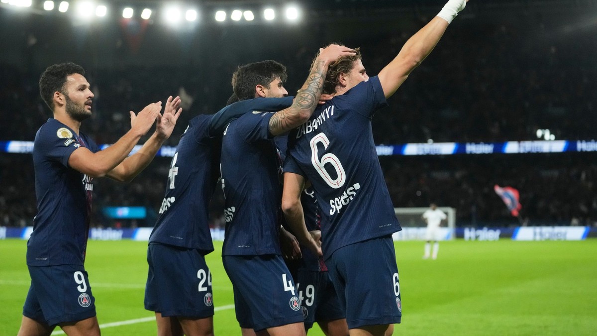 Futbalisti PSG oslavujú víťazstvo.