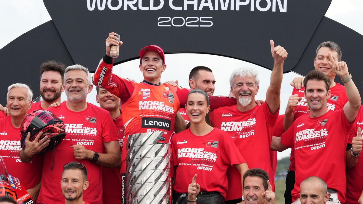 Marc Marquez s tímom oslavuje zisk titulu