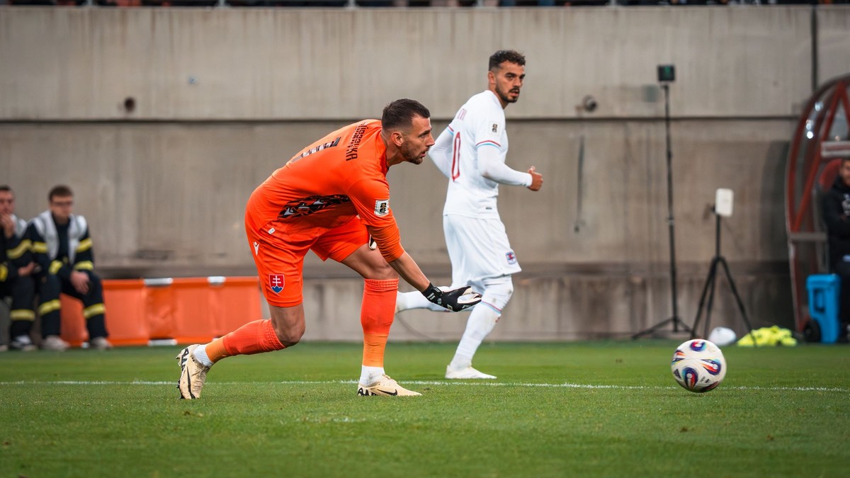 Martin Dúbravka počas zápasu Slovensko - Luxembursko v kvalifikácii na MS vo futbale 2026.
